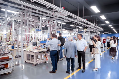 中东欧记者在浙纺服职院沉浸式体验中国传统服饰文化